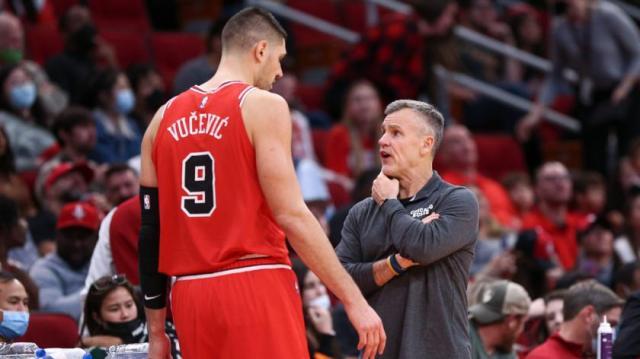 1637834316578067105.jpg Nikola Vucevic Billy Donovan USAT.jpg