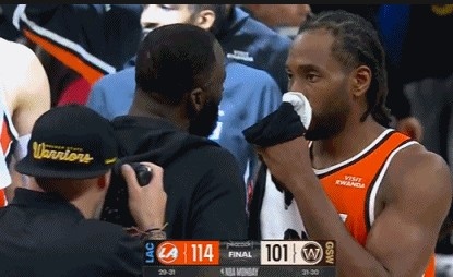 B体育官方网站-场下是朋友！赛后小卡&amp;加兰分别与追梦拥抱聊天 小卡还与库里交谈